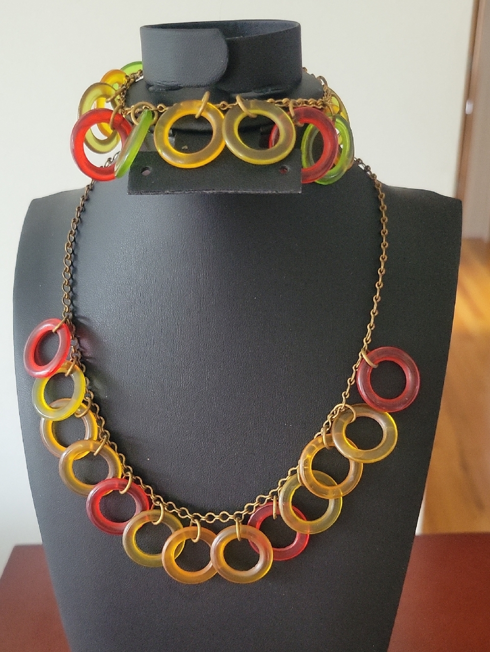 1940s Bakelite Ring Neclace & Bracelet Set. Muli-colored Rings & Goldtone,